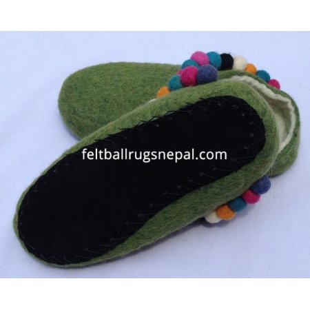 felt-slipper-with-felt-balls (1)